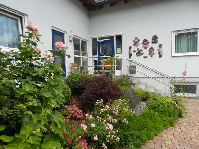 Eingangsbereich mit Garten der Gemeinschaftspraxis Abtsteinach