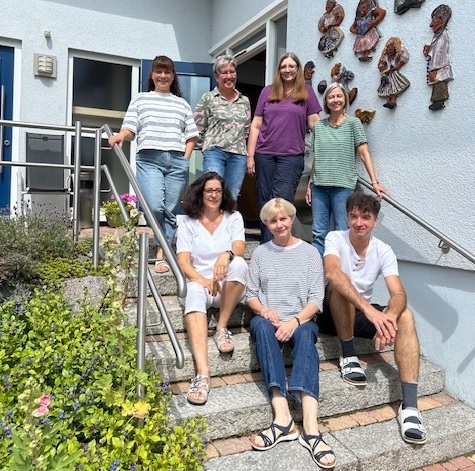 Das Team der Gemeinschaftspraxis Abtsteinach vor der Praxis